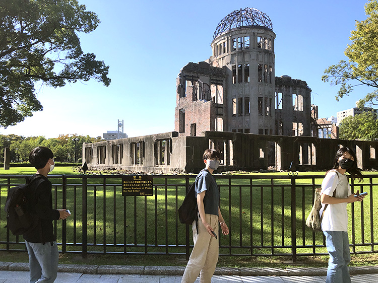 原爆ドームでのスタディーツアー